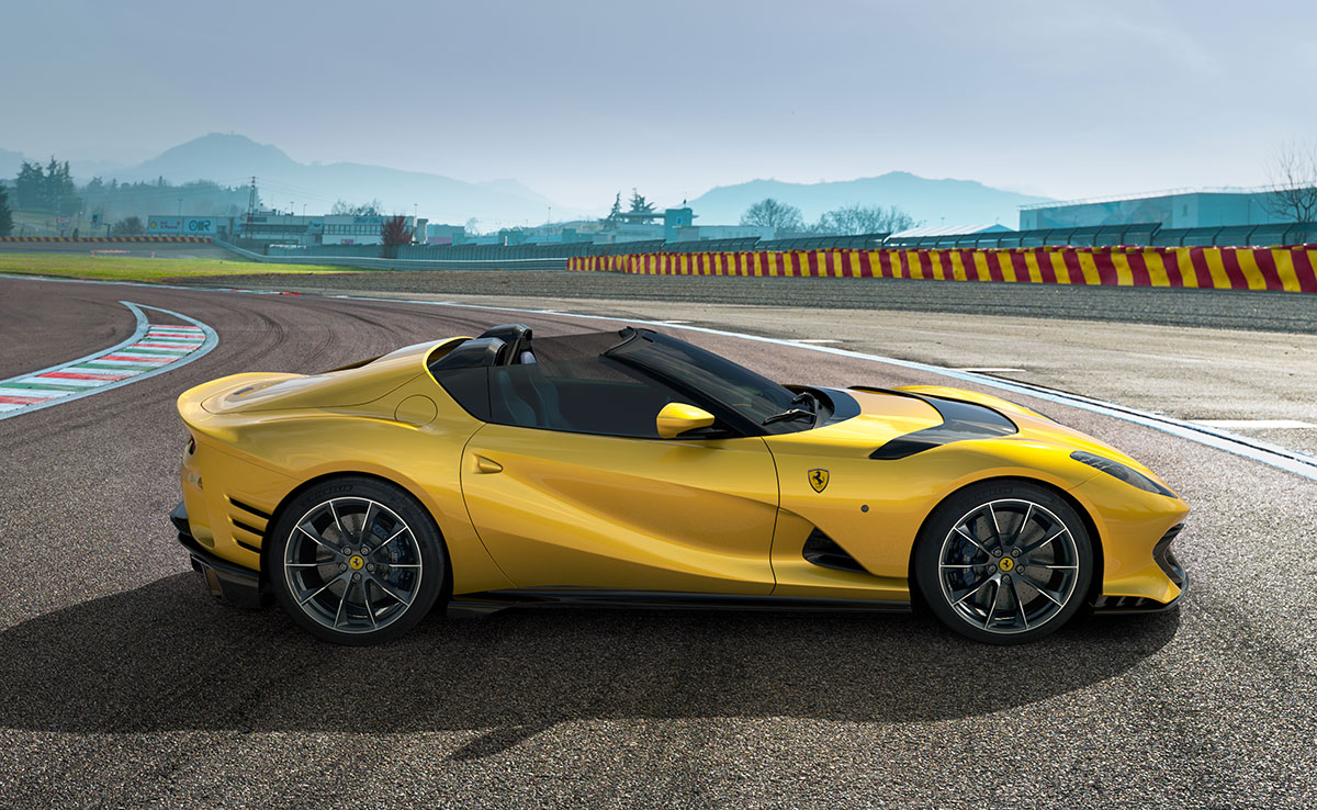 amf_ferrari_812_competizione_a_side