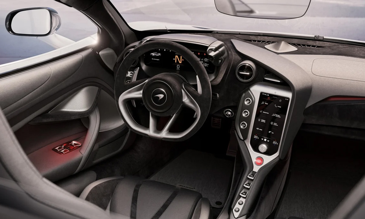 amf_mclaren_750s_cockpit