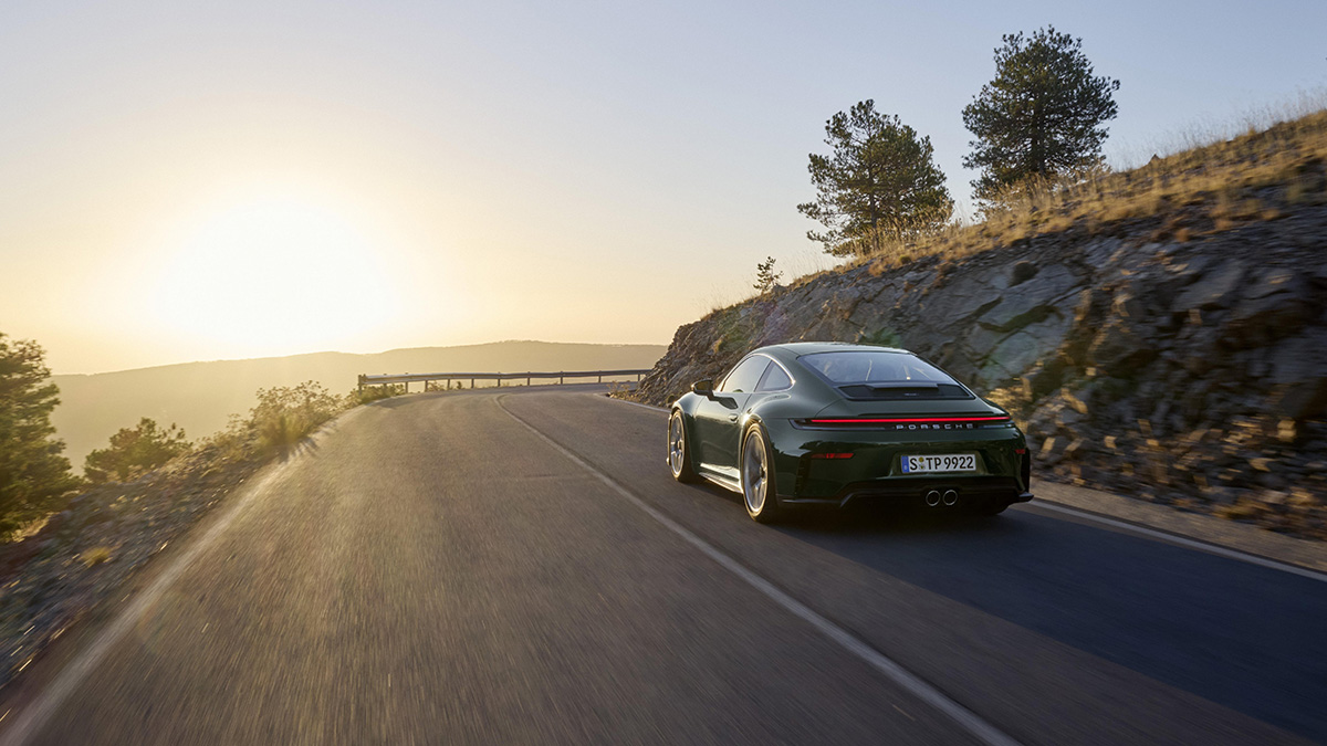 amf_porsche_911gt3touring_back