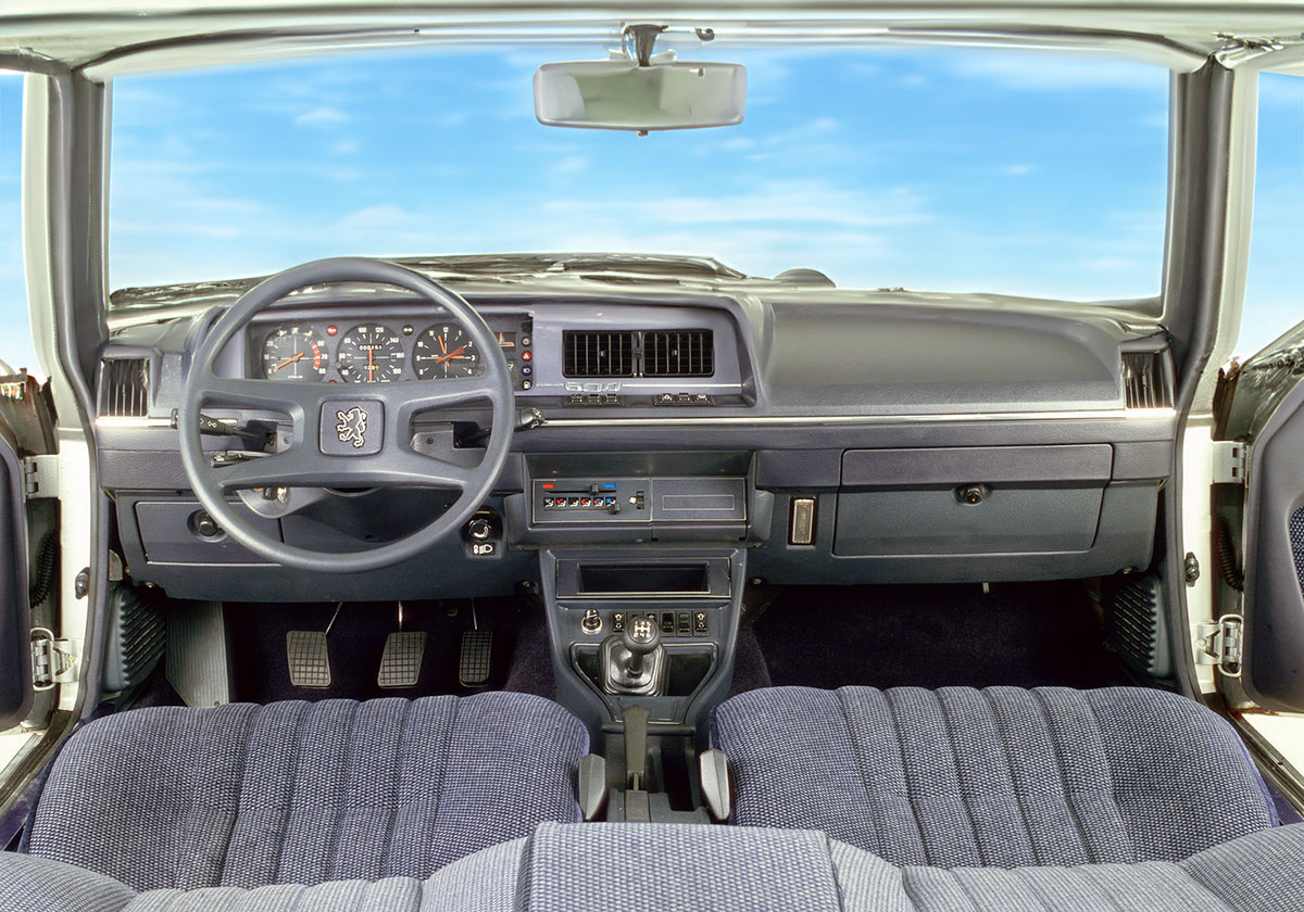amf_historic_peugeot604_interni